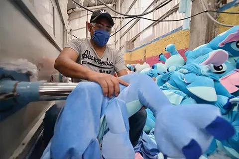 毛绒玩具填充车间